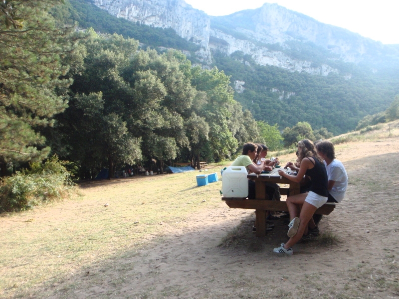 Village Camps International Summer Camp Ard&egrave;che, France 2019-07-26 https://www.villagecamps.com/journals_admin/images/78-34-Evening meal.jpg